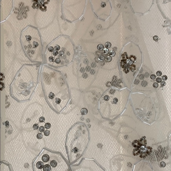 Oscar de la Renta A-Line Beaded Wedding Gown - Picture 7 of 8